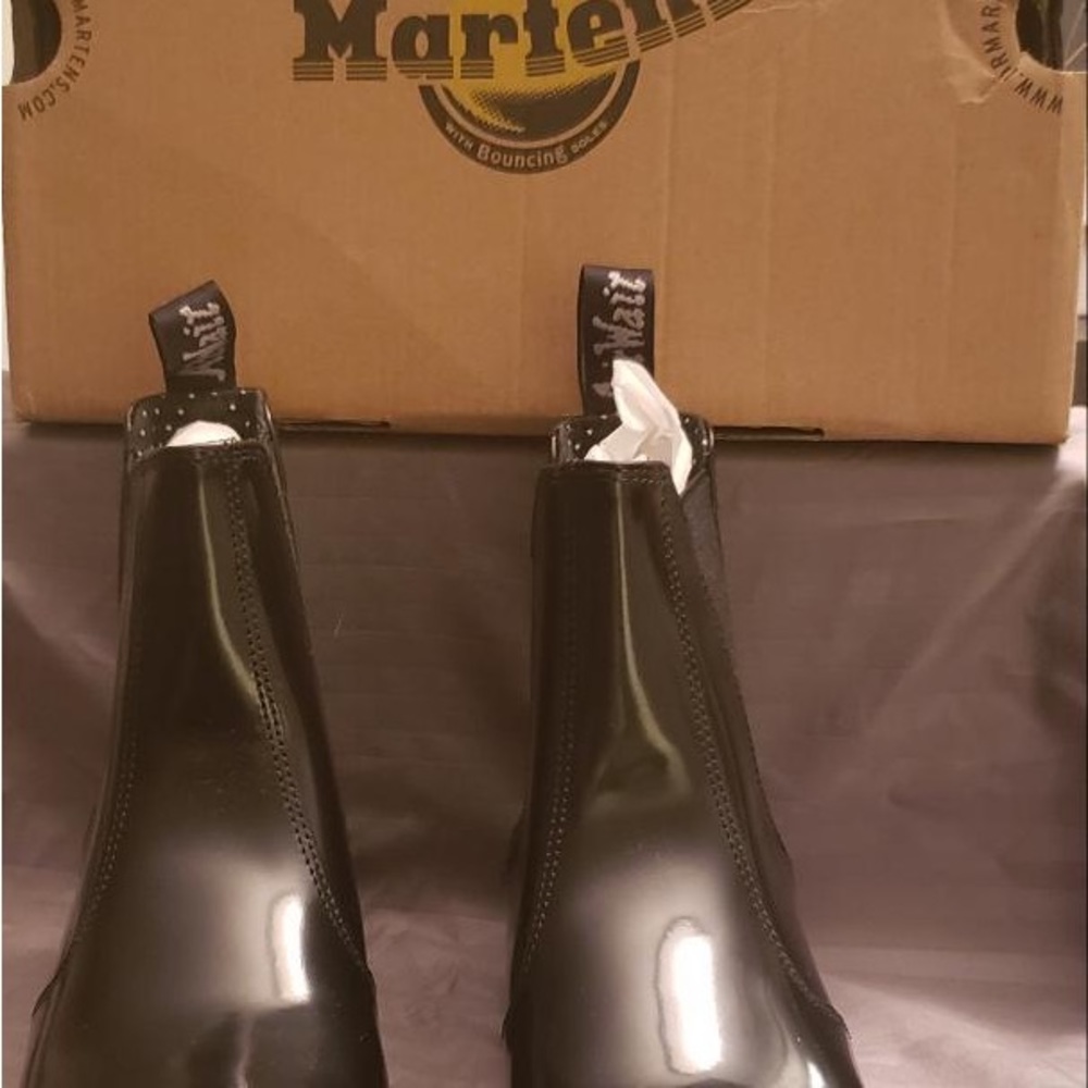 Dr. Martens 2976 Chelsea Boot - Picture 2 of 4